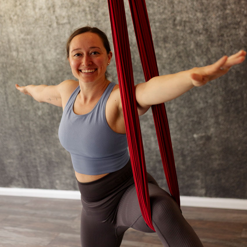Romina beim Aerial-Yoga-Training mit Tüchern
