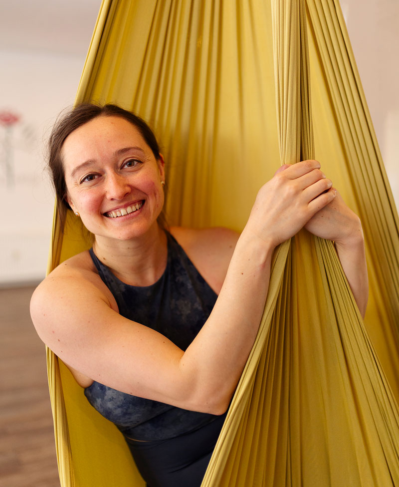 Romina in gelbem Aerial Yoga Tuch